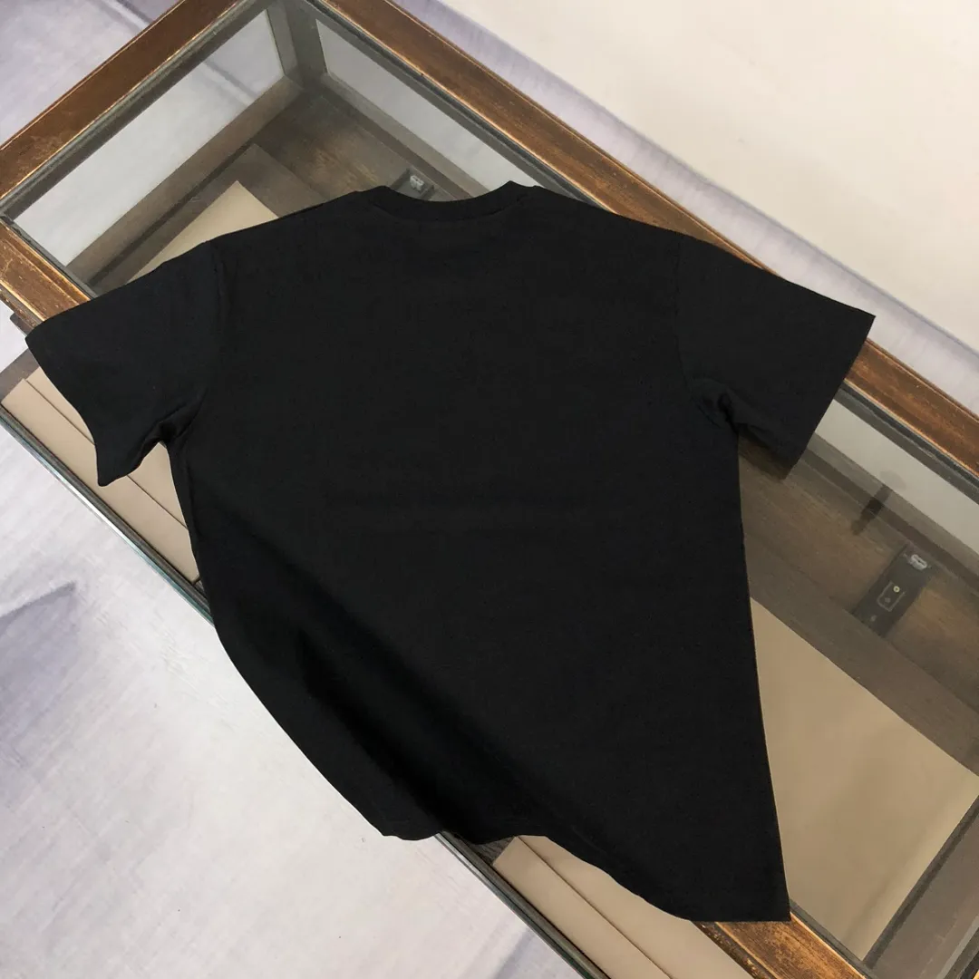 P180 Stone Island Stone Island 2025 latest T-shirt, couple style ~ Original order, stylish and casual short T-shirt, specially made of customized cotton fabric ~ Cotton T-shirt ~ Pre-washed to prevent deformation and shrinkage problem, more comfortable and breathable on the body ~ All available from stock ~ Unique design style, trendy must-have item, complete with three standards 👍 Color: black/white Size: S M L XL (larger version, please indicate your height and weight when placing an order)